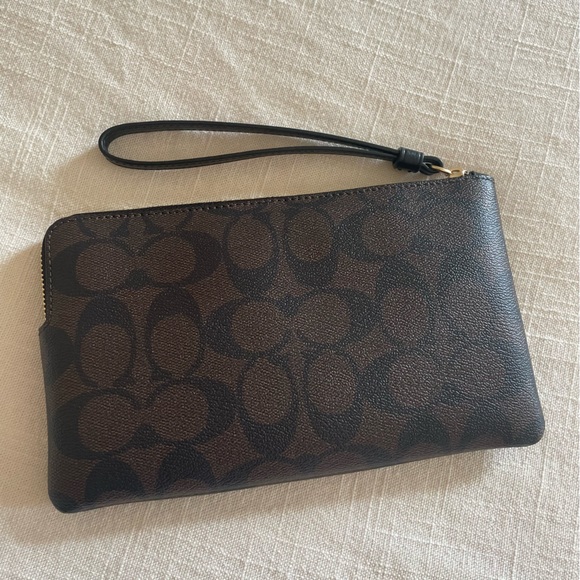 NWT COACH Wristlet! - Picture 3 of 7